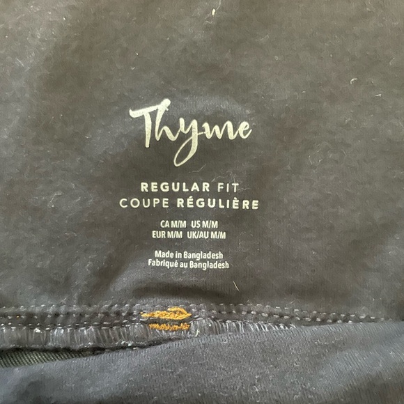 Like new! Thyme maternity size M jeans - Picture 3 of 3